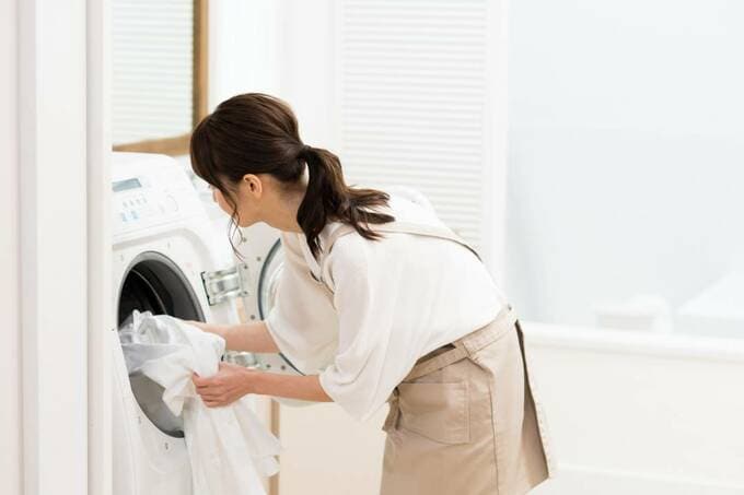 洗濯をする女性