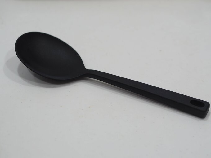 「シリコーン　調理スプーン」（490円）長さ：約26ｃｍ
