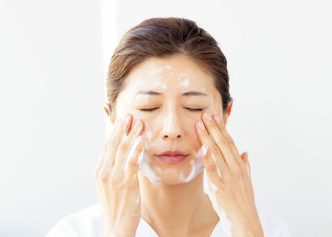 顔に洗顔泡