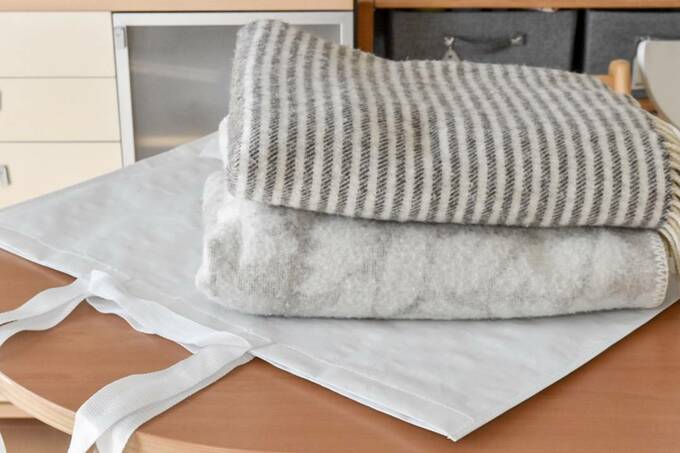 バッグの上にブランケットなど