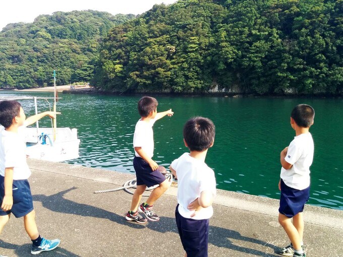 漁港で遊ぶ子ども