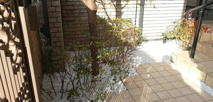 新しい砂利を入れた植栽部分