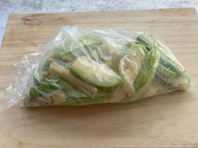 ナスをポリ袋に入れる