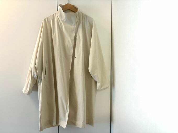 ハンガーに掛けられた洋服