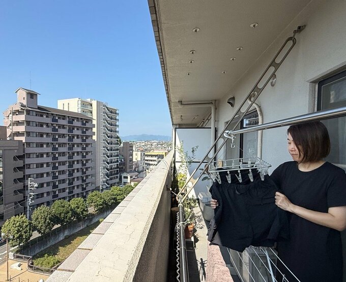 洗濯物を干す宮入さん