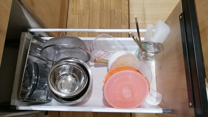 ボウルやザル、計量カップなど調理器具が入っている引き出し