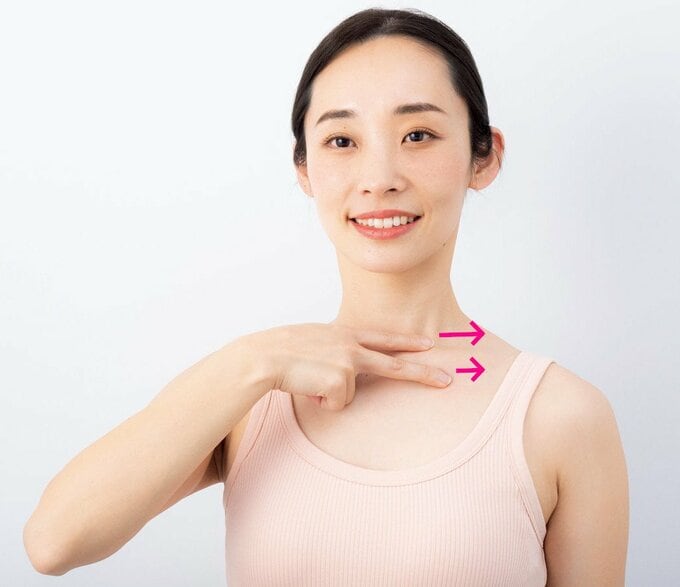 チョキで鎖骨押し