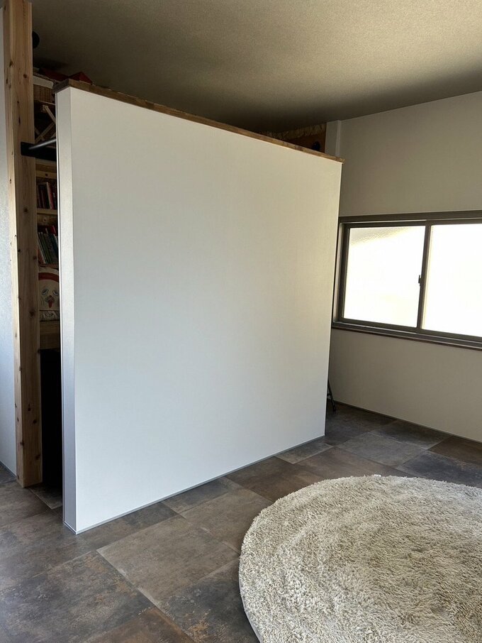 キッズスペースの前のスクリーン