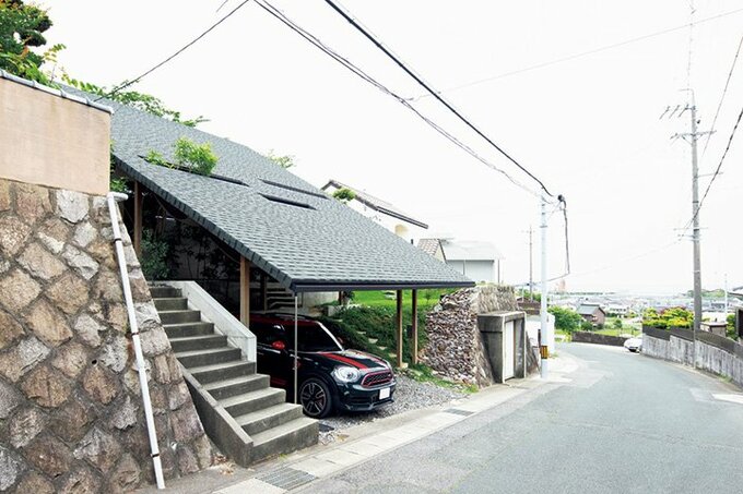 前庭の植栽と大屋根でプライバシーを確保
