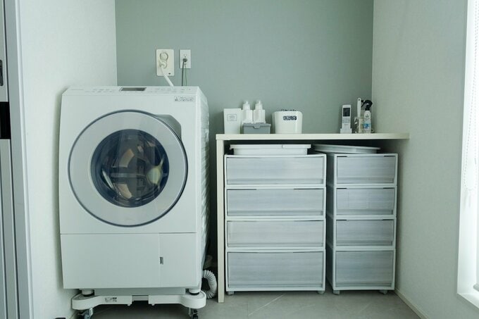 ランドリールームには収納スペースもある