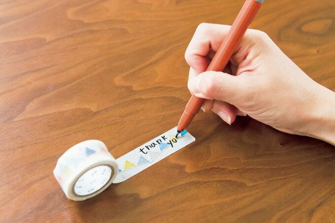 マスキングテープにメッセージを書く様子