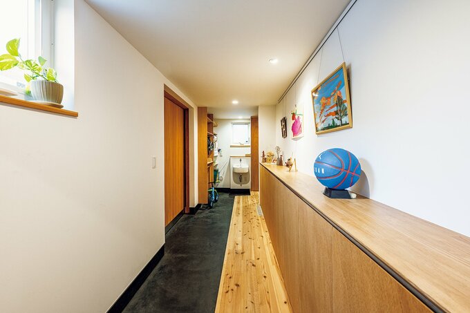 大人数のゲストが集うこともあるため、土間仕上げの玄関は横長に広く確保