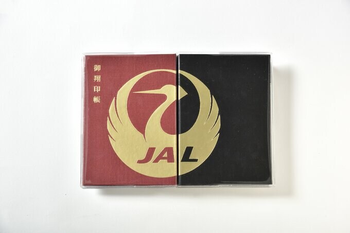 御翔印帳は機内をイメージした2色(えんじ色・黒色)を発売。2色合わせると鶴丸が現れる仕かけも!