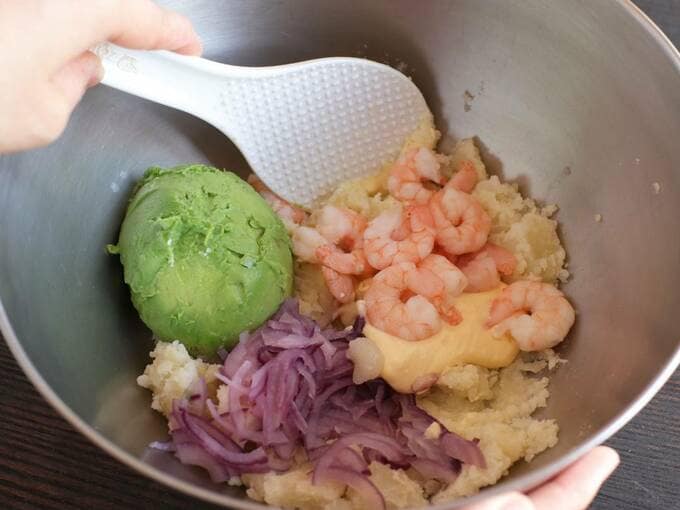 ボウルにアボカドとエビと紫タマネギ