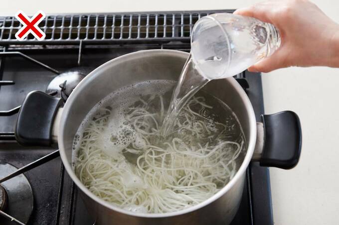 そうめんに水を入れる様子