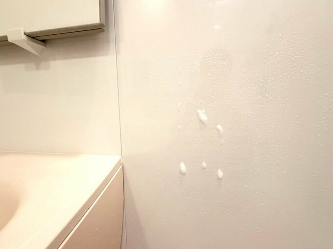 すすぎ残したシャンプーなどの泡がエサに…