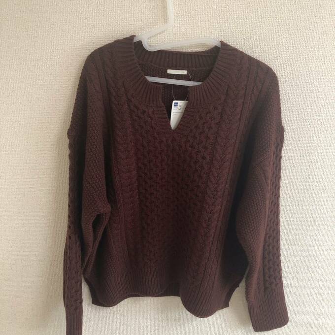 ケーブルキーネックセーター