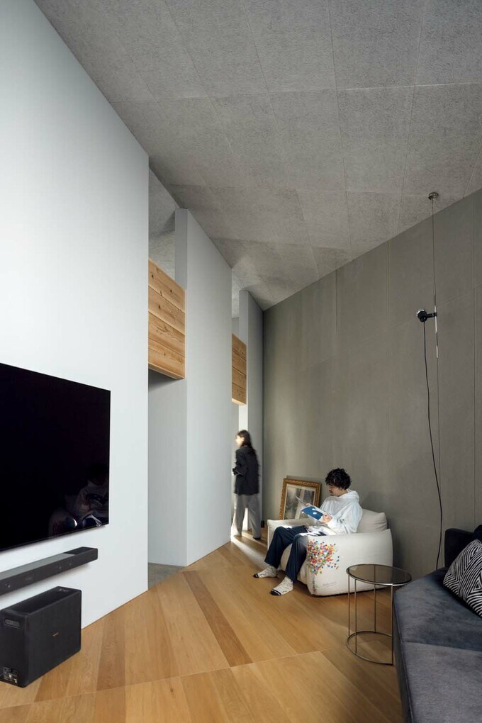 奥の寝室につながるリビング