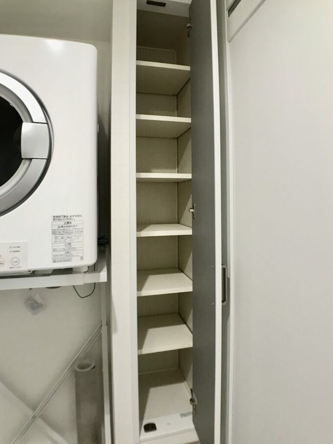 洗面室の扉つき収納