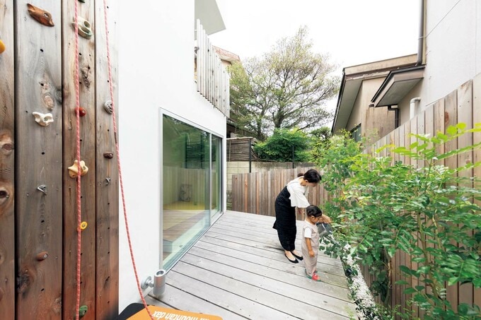 塀とデッキの隙間には常緑樹や果樹