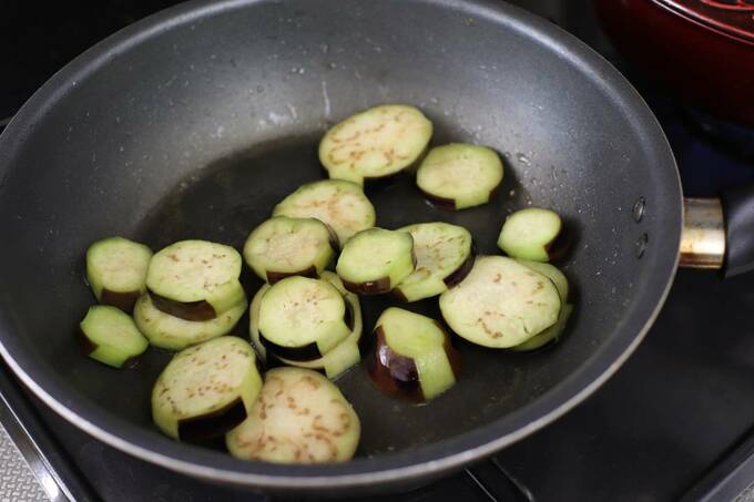 フライパンでナスを炒める