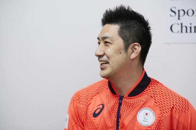 にっこり笑う男性