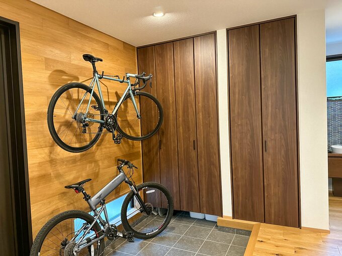 玄関の壁の1面を使って設置