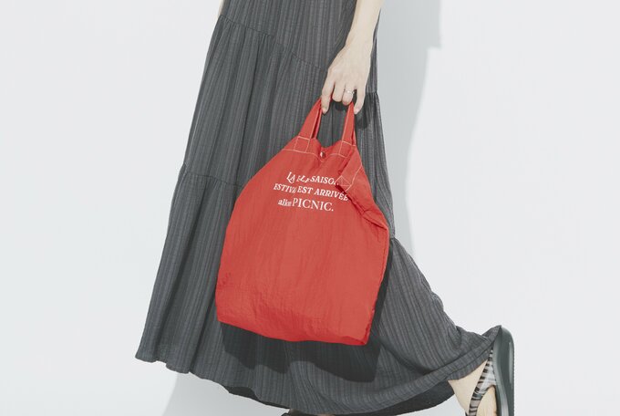 グレーのワンピースに映える赤色のバッグ