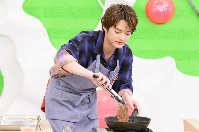 料理する中山優馬さん