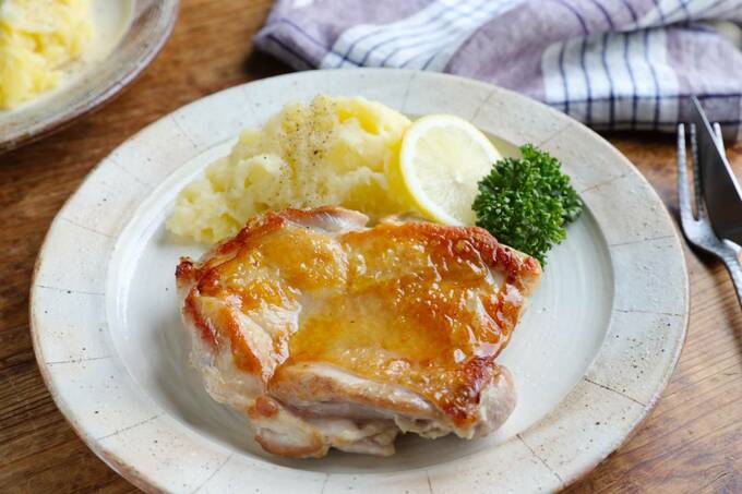 盛りつけたチキンソテー