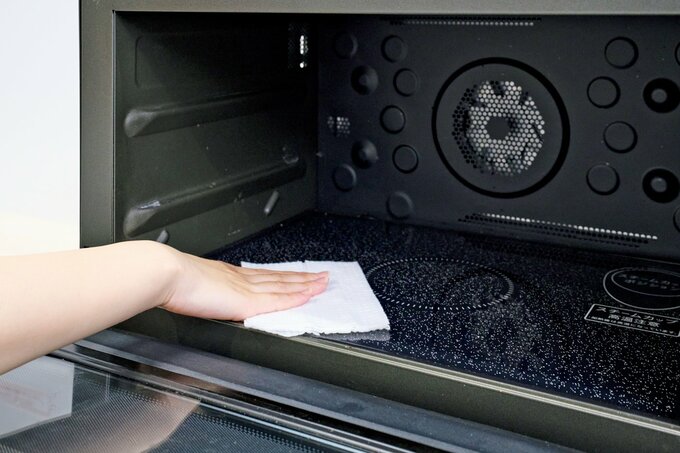 電子レンジの庫内をふく様子