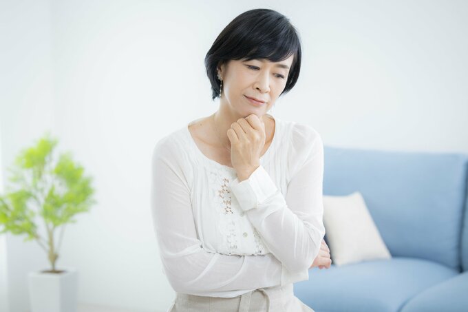 悩む女性