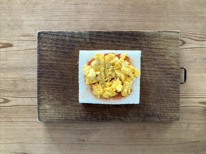 ケチャップの上にスクランブルエッグ