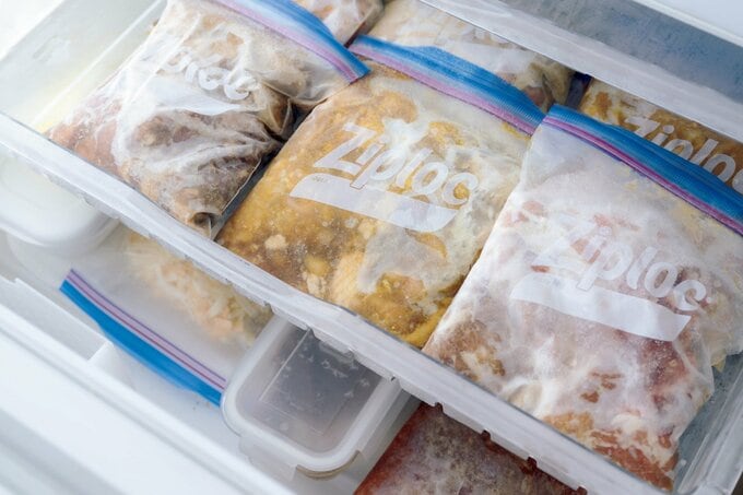 ジップつき袋に作り置き食材が入った冷凍庫の様子