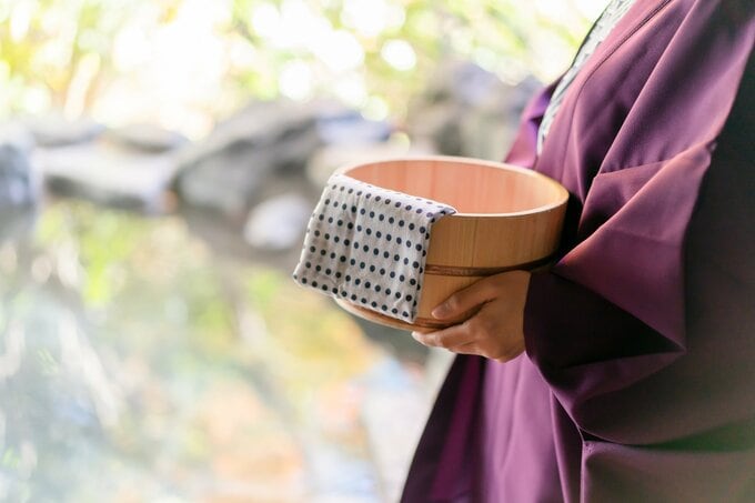 桶を持った女性