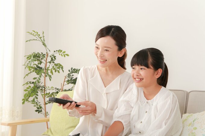 テレビをみる親子