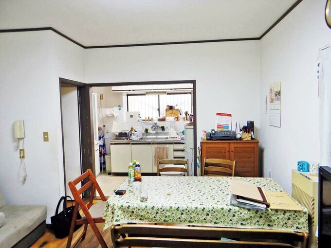 リビングからキッチンを見る