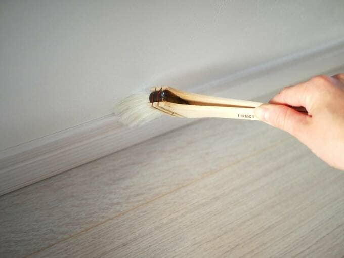 ハケでホコリを落とす