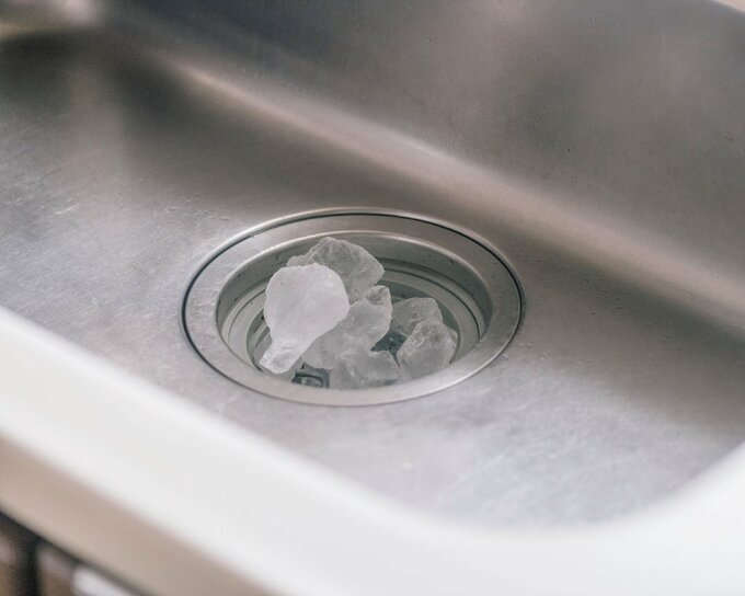 夏のキッチン悪臭 雑菌を解決 排水口に氷でヌメリ防止に Esseonline エッセ オンライン