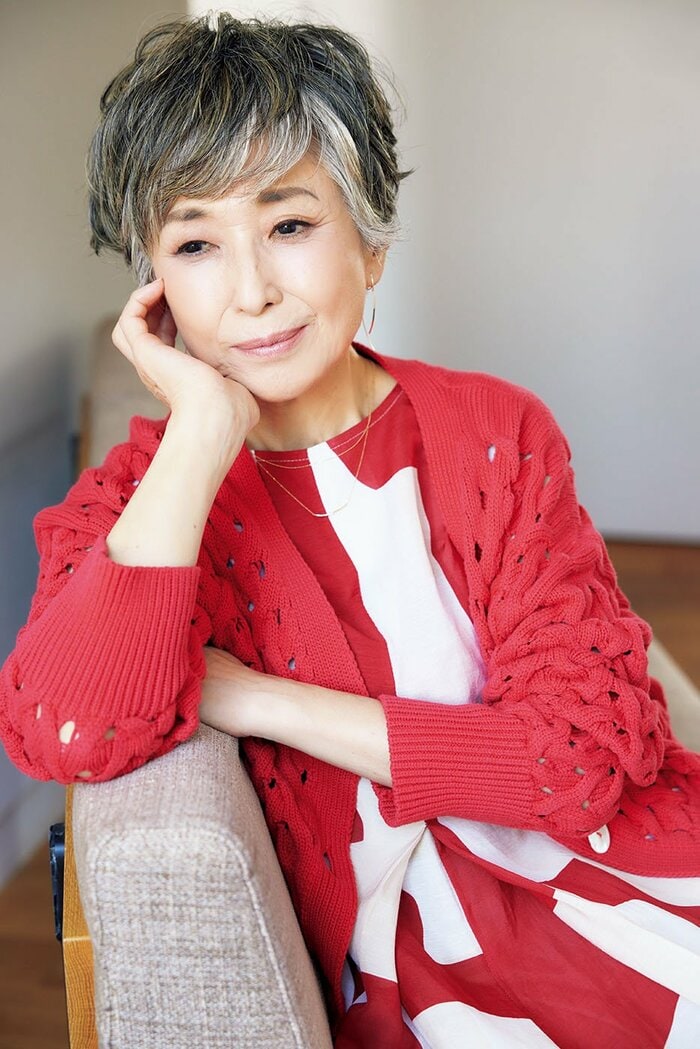 70歳・竹下景子さんが“白髪染め”をやめたきっかけ。「グレイヘアは