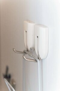 鍋のフタはイケアの専用ラックを使い、冷蔵庫脇に