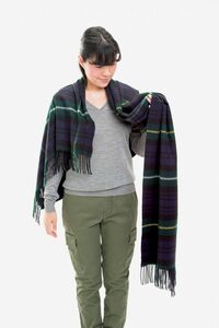 フリンジを生かして女性らしいスタイルに