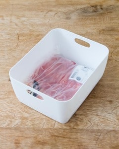 肉や魚はトレーを外してコンパクトに