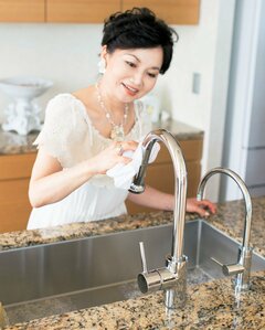 水栓金具をタオルでからぶきします。水滴の跡やくもりがとれ、ピカピカの仕上がりに！