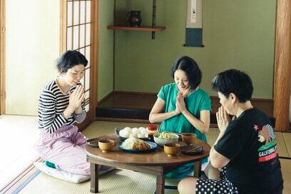 高山なおみさんが訪ねる「となりのオハコ料理」。料理上手な“心のお隣さん”かもめ食堂の台所で、ポテトサラダといわしの梅しそフライをつくる