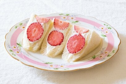 甘さ控えめフルーツサンド。対角線上にイチゴを並べるのがコツ