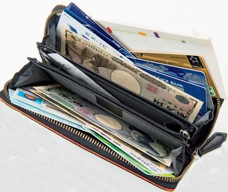 「1日2000円」の覚悟で貯め体質に。お金のプロの財布を全部見せ！