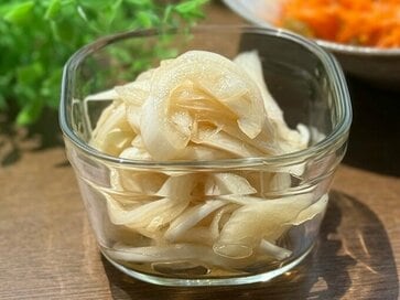 旬の新タマネギの「辛みをおさえる」裏ワザ。生で味わうピクルスレシピがウマッ！