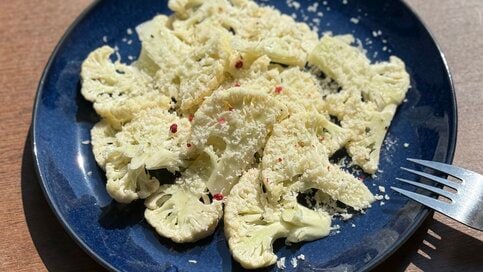 コリコリ食感が楽しい「生カリフラワーのレモンマリネ」レシピ。火を使わず簡単につくれちゃう