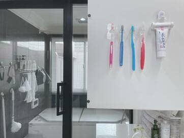 100円グッズや無印良品で「吊るす収納」。洗面台が散らからず清潔に